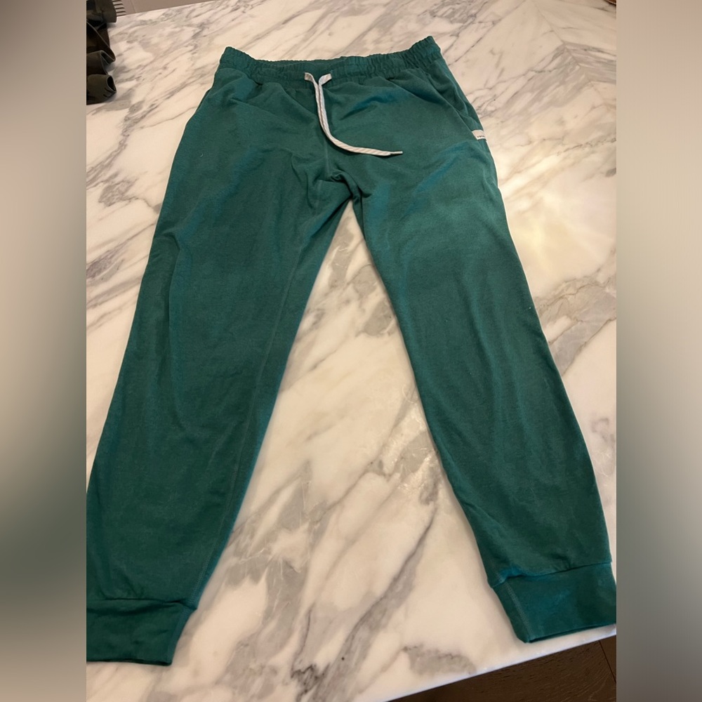 Vuori Women’s Performance Jogger in green size XS